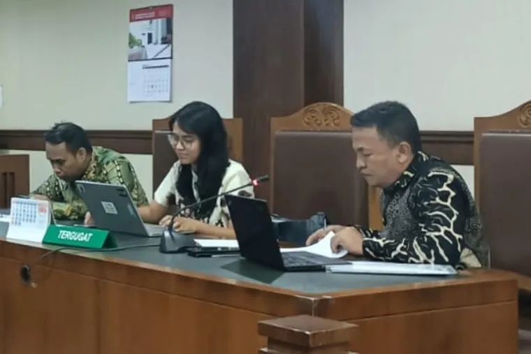 Kuasa Hukum Dewan Pers Ahmad Fathanah, Chikita dan Kuasa Hukum PWI Pusat, Anrico Pasaribu pada persidangan perkara 711 di PN Jakarta Pusat, Sabtu (27/9/2025). (Foto: Ist)