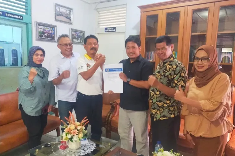 Ketua SIWO PWI Sumbar Syaiful Husein menyerahkan surat rekomendasi dukungan kepada Hamdanus untuk maju sebagai calon Ketua KONI Sumbar, disaksikan Ketua PWI Sumbar Widya Navies di Kantor PWI Sumbar. (Foto: Ist)