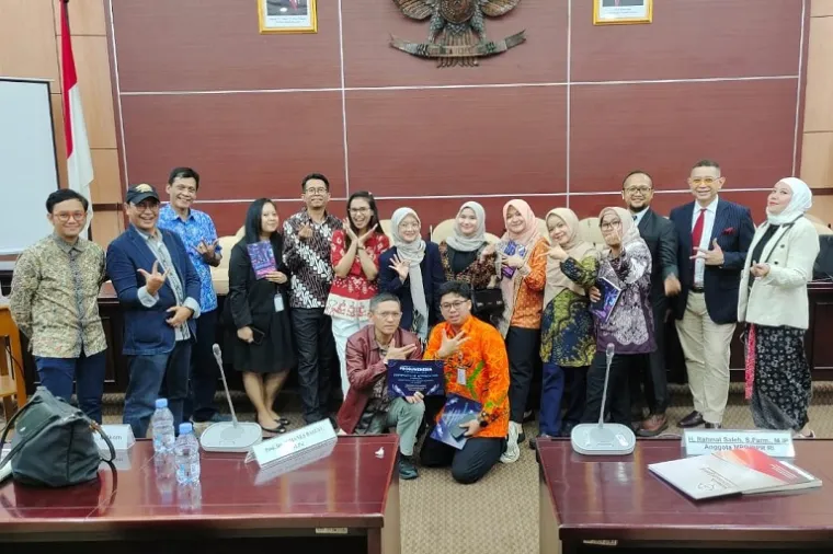 Rahmat Saleh memaparkan pandangannya soal literasi kritis generasi muda dalam seminar dan peluncuran buku Prosumenesia di Ruang GBHN DPR, Kamis (11/9/2025). (Foto: Ist)