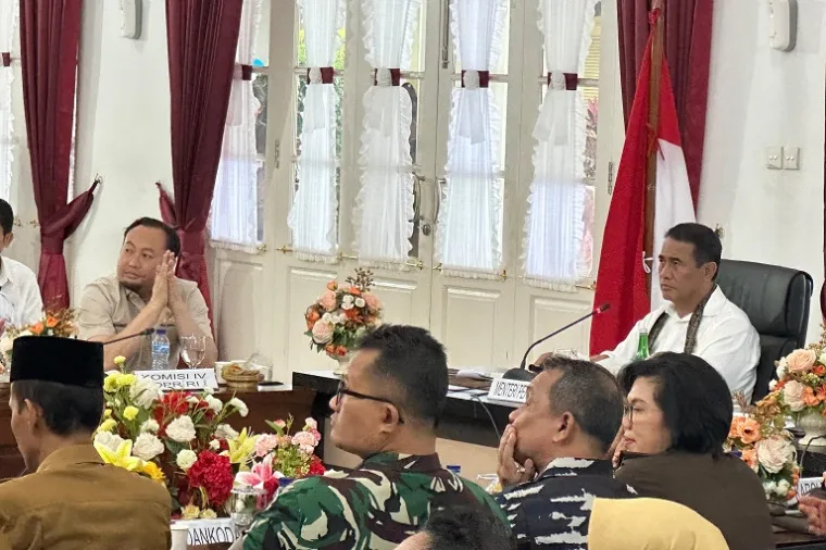 Anggota Komisi IV DPR RI Rahmat Saleh menegaskan pentingnya hilirisasi gambir untuk meningkatkan nilai tambah dan kesejahteraan petani usai Rakor Kepala Daerah dan Forkopimda Sumbar di Padang. (Foto: Ist)