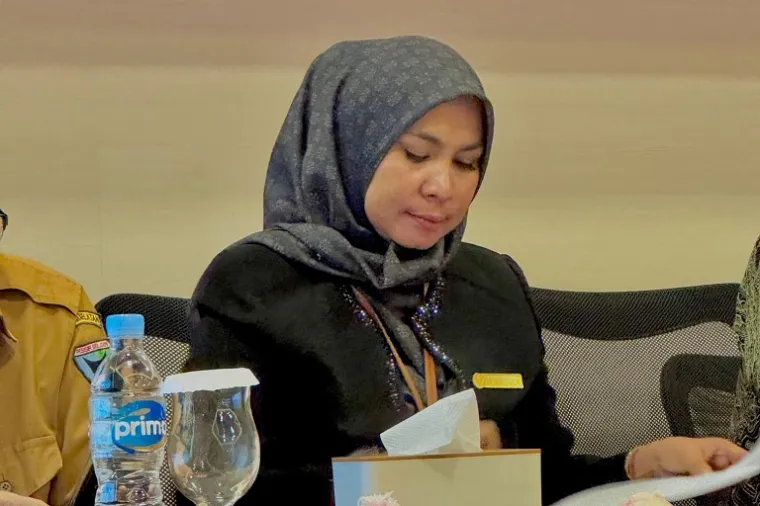 Komisioner KI Sumbar Mona Sisca menjelaskan pentingnya pemanfaatan masa sanggah E-Monev 2025 bagi badan publik di Padang, Selasa (9/9/2025). (Foto: Ist)