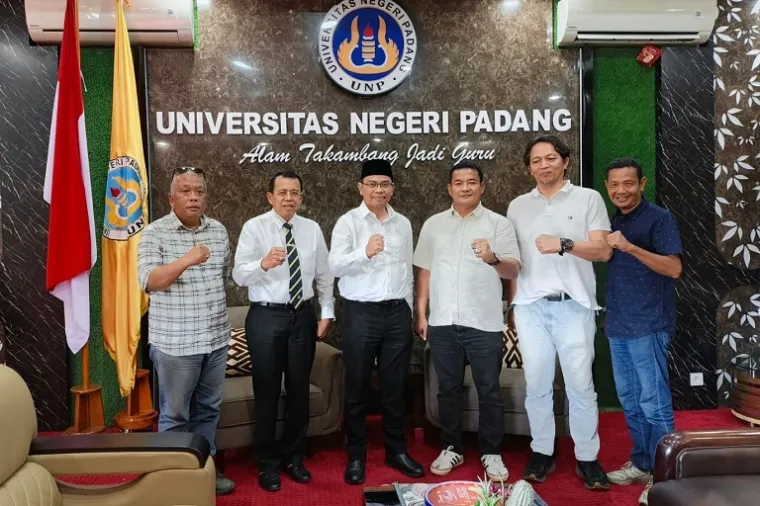 Tommy Irawan Sandra (tengah) bersama Rektor UNP Dr. dr. Krismadinata dan Prof. Ganefri usai pertemuan di Rektorat UNP, membahas sinergi untuk memajukan olahraga Sumbar. (Foto: Ist)