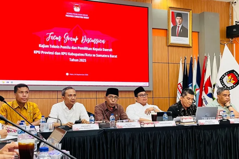Ketua KPU Sumbar, Surya Efritimen, menyampaikan hasil evaluasi Pemilu 2024 dan rekomendasi penyempurnaan regulasi untuk Pemilu 2029 dalam FGD di Aula KPU Sumbar, Padang. (Foto: Ist)