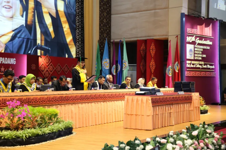 UNP Kukuhkan 1.230 Lulusan pada Wisuda Ke-140 Hari Kedua