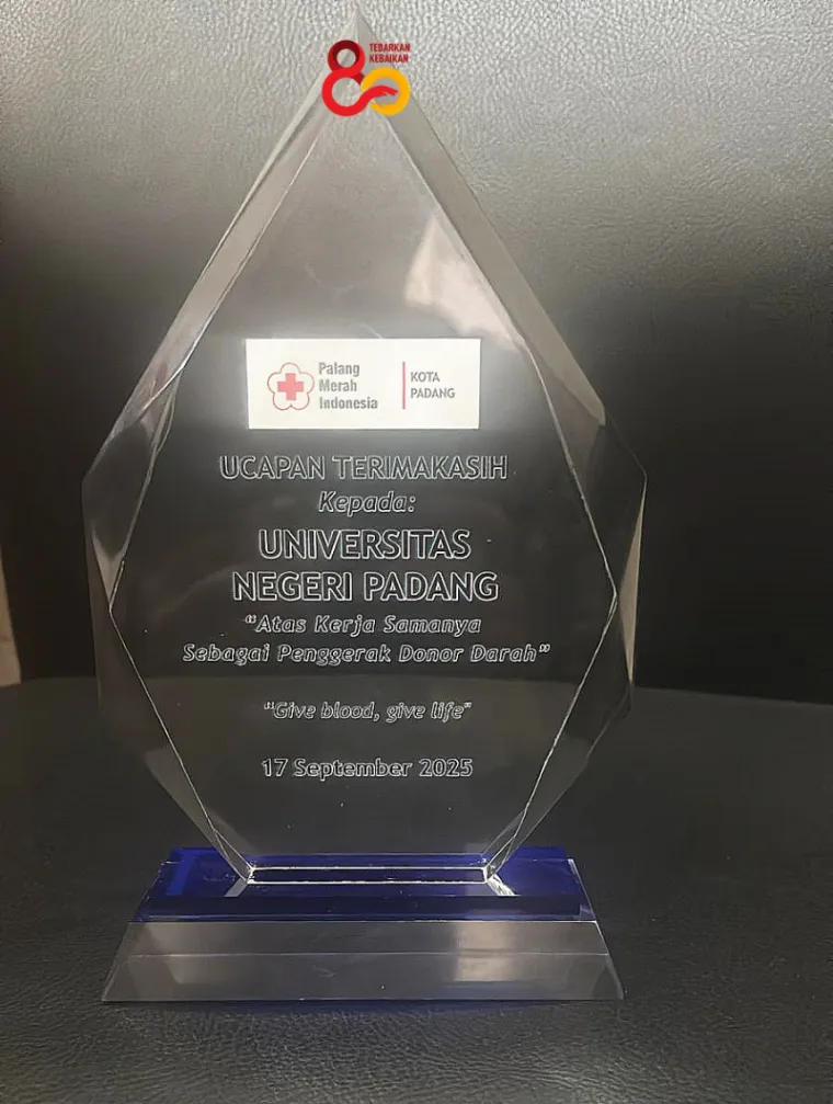 UNP Terima Penghargaan dari PMI Kota Padang sebagai Kampus dengan Peserta Donor Terbanyak