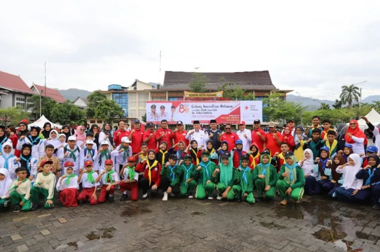 Wakil Wali Kota Padang, Maigus Nasir, memberikan amanat saat apel relawan PMR dan KSR dalam rangka HUT ke-80 PMI di Lapangan Upacara Balai Kota Padang, Aie Pacah, Sabtu (13/9/2025). (Foto: Ist)