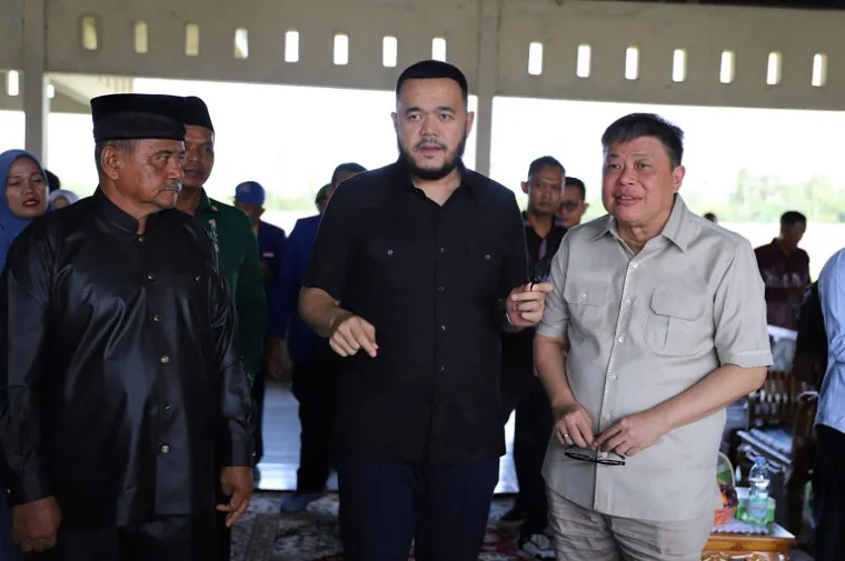 Wali Kota Padang Fadly Amran berdialog dengan masyarakat nelayan di Komplek PPI Muaro Anai, membahas pembangunan Kampung Nelayan Merah Putih, Sabtu (27/9/2025). (Foto: Ist)