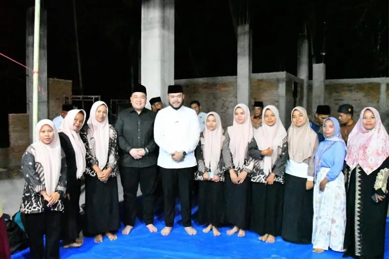 Wali Kota Padang, Fadly Amran, bersama Wakil Ketua DPRD Sumbar Nanda Satria saat menghadiri peringatan Maulid Nabi Muhammad SAW di Masjid Nurus Sholihin Sungai Bangek, Minggu (7/9/2025) malam. (Foto: Ist)
