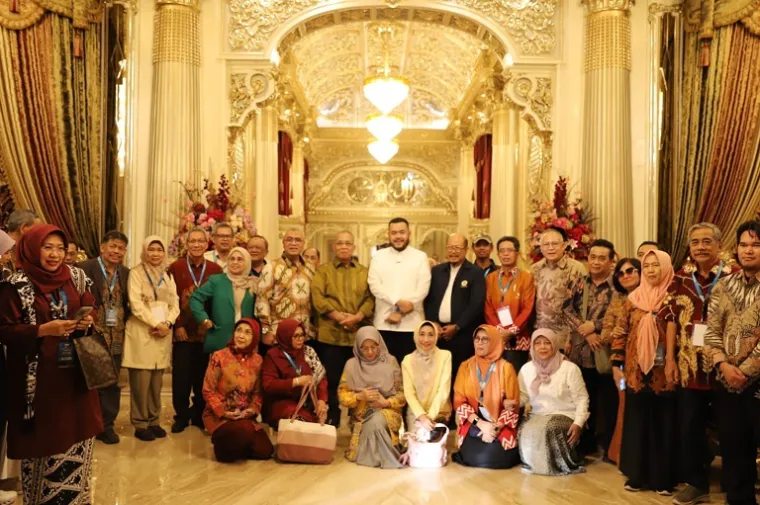 Wali Kota Padang Fadly Amran bersama Majelis Dewan Guru Besar PTNBH saat berdiskusi tentang pengembangan pendidikan dan beasiswa luar negeri di Rumah Gadang Baiturrahmah, Jumat (26/9/2025). (Foto: Ist)