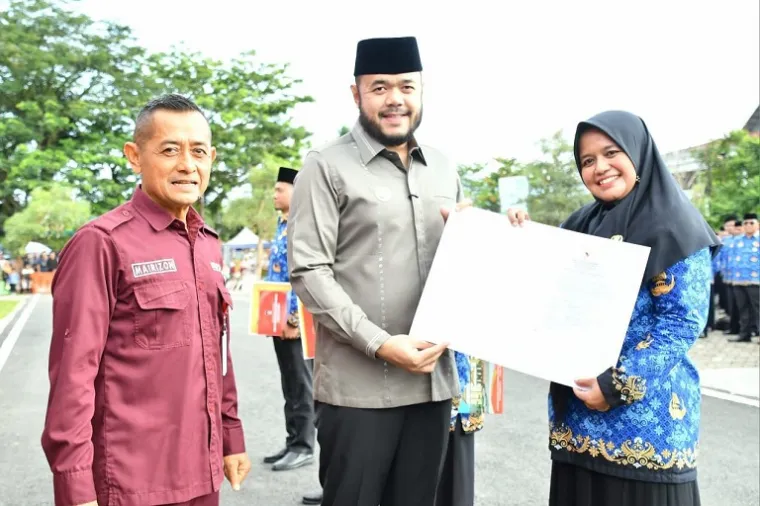 Wali Kota Padang Fadly Amran menyerahkan SK PPPK Tahap II Formasi 2024 kepada 1.537 pegawai di Lapangan Apeksi Balai Kota Aie Pacah. (Foto: Ist)