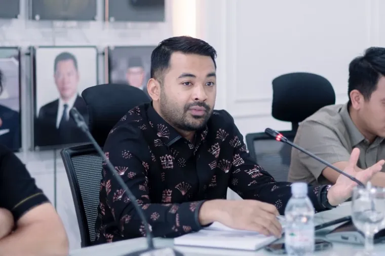 Anggota Komisi V DPR RI Zigo Rolanda saat menyampaikan realisasi dana Inpres Irigasi Tahap III senilai Rp 100,45 miliar lebih untuk 95 titik irigasi di 15 kabupaten/kota di Sumbar. (Foto: Ist)
