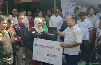 Aktivis 98 bersama komunitas ojol saat menyalurkan paket sembako kepada warga di Jakarta dalam gerakan Warga Peduli Warga, Sabtu (13/9/2025). (Foto: Ist)