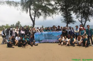 Ratusan relawan Naturavita x EnviroXplore antusias membersihkan sampah dan menanam 100 bibit cemara laut di Pantai Pasia Nan Tigo, Padang, Minggu (28/9/2025). (Foto: Ist)