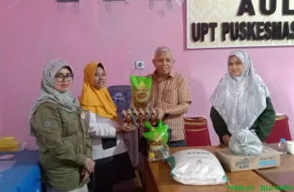 Anggota DPRD Sumbar H. Nurfirman Wansyah menyerahkan bantuan rawan pangan kepada balita, ibu hamil, dan ibu menyusui di UPT Puskesmas Pauh Duo, Solok Selatan. (Foto: Ist)