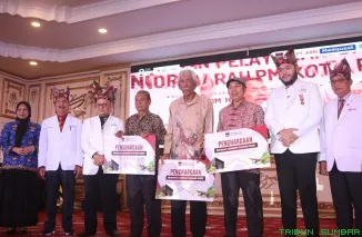 Wali Kota Padang Fadly Amran menyerahkan hadiah umroh kepada tiga relawan donor darah aktif pada perayaan HUT PMI ke-80 di Auditorium Universitas Baiturrahmah. (Foto: Ist)