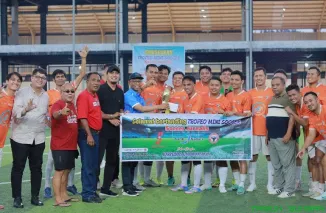 Tim Bank Nagari merayakan kemenangan setelah menaklukkan Semen Padang 2-0 dan meraih juara Trofeo Mini Soccer Jurnalis 2025 di Lapangan Dobi Sports Hub, Padang. (Foto: Ist)