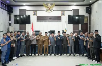 Ketua DPRD Solok Selatan Martius bersama Wakil Bupati Yulian Efi saat rapat paripurna penyampaian APBD Perubahan 2025 dan Nota Pengantar KUA-PPAS 2026 di Kantor DPRD. (Foto: Ist)