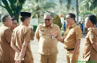 Bupati Solok Selatan H. Khairunas saat memimpin apel pagi menegaskan penyusunan APBD 2026 harus efektif, efisien, dan berpihak kepada kepentingan rakyat. (Foto: Ist)