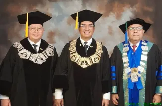 Dekan FT Unand Prof Dr Ir Is Prima Nanda duduk di barisan depan bersama para guru besar UI dalam acara wisuda di Balairung UI Depok, Jumat (12/9/2025). (Foto: st)