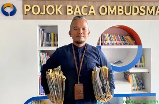 Kepala Ombudsman Sumbar Adel Wahidi bersama tim saat membuka posko layanan pengaduan Ombudsman On The Spot di Kecamatan Bayang, Kabupaten Pesisir Selatan, Selasa (9/9/2025). (Foto: Ist)