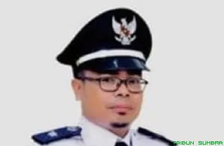 Wali Nagari Gurun, Elmas Dafri, menandatangani 10 janji kesepakatan dengan Pemuda Parik Paga di Balerong Adat, Batusangkar, Selasa (2/9/2025). (Foto: Ist)