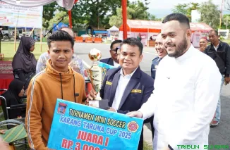 Wali Kota Padang Fadly Amran menghadiri puncak HUT ke-65 Karang Taruna dan BBKT 2025 di Balai Kota Aie Pacah. (Foto: Ist)