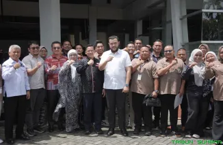Wali Kota Padang Fadly Amran menjamu rombongan Majlis Belia Felda Raja Alias Malaysia di Padang, membahas smart city, budaya, dan peran pemuda. (Foto: Ist)