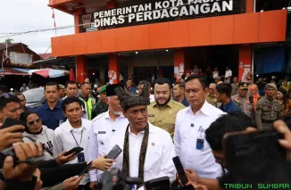 Menteri Pertanian RI Amran Sulaiman bersama Wali Kota Padang Fadly Amran meninjau harga pangan di Pasar Lubuk Buaya Padang untuk memastikan stabilitas harga dan ketersediaan stok beras. (Foto: Ist)