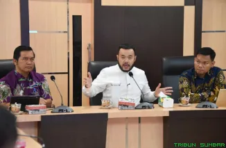 Wali Kota Padang Fadly Amran saat membuka Monitoring dan Evaluasi Implementasi Kawasan Tanpa Rokok di Balai Kota Lama, dihadiri Kementerian Kesehatan, Kemendagri, dan OPD terkait. (Foto: Ist)