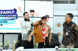 Wali Kota Padang Fadly Amran melepas 20 anggota kontingen Pramuka Kota Padang yang akan mengikuti World Muslim Scout Jambore 2025 di Buperta Cibubur, Jakarta Timur. (Foto: Ist)