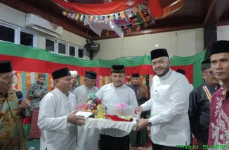 Wali Kota Padang Fadly Amran saat menghadiri peringatan Maulid Nabi Muhammad SAW di Masjid Nurul Qalbi dan Masjid Nurul Istiqomah Bungus, Jumat (26/9/2024) malam. (Foto: Ist)