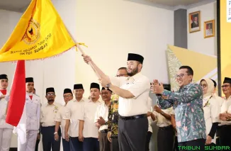 Wali Kota Padang Fadly Amran resmi dikukuhkan sebagai Ketua Umum IKTD Sumbar dalam acara Silaturahmi Akbar yang dihadiri ribuan perantau Tanah Datar di Gedung Bagindo Azis Chan Youth Center. (Foto: Ist)