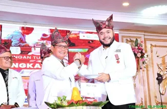 Wali Kota Padang Fadly Amran menerima Lencana Jasa Pratama dari Ketua PMI Kota Padang Zulhardi Z. Latif pada Puncak HUT ke-80 PMI di Auditorium Universitas Baiturrahmah. (Foto: Ist)