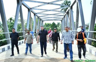 Wali Kota Padang Fadly Amran meninjau pengerjaan oprit jembatan dan pembangunan batu beronjong di Parak Buruak, Batipuh Panjang, Sabtu (27/9/2025). (Foto: Ist)