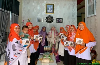 Anggota DPR RI Hj. Nevi Zuairina saat menyerahkan bantuan pengeras suara kepada Komunitas RKI dan rumah baca sebagai dukungan penguatan literasi masyarakat. (Foto: Ist)