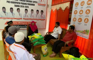 Hj. Nevi Zuairina menyerahkan bantuan beras untuk 8 DPD PKS Sumbar II sebagai wujud kepedulian terhadap ketahanan pangan keluarga. (Foto: Ist)