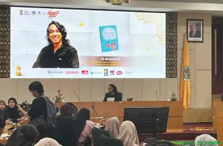 Penulis J.S Khairen berbagi kisah inspiratif tentang novel "Dompet Ayah Sepatu Ibu" kepada mahasiswa UNP dalam acara Ngaji Literasi x Semesta Buku. (Foto: Ist)