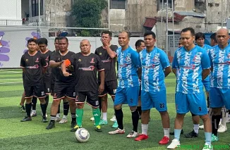 Kapten Adrian "Toaik" Tuswandi memimpin Soccer Jurnalis Hitam saat meraih juara tiga Trofeo Cup Mini Soccer 2025 di Lapangan Dobi Sport Hub, Sabtu (27/9/2025). (Foto: Ist)