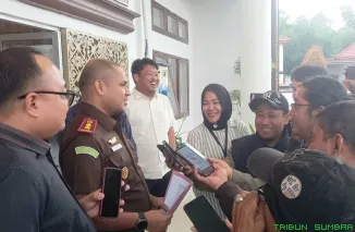 Kepala Kejari Solok Selatan, Fitriansyah Akbar, memberikan keterangan pers terkait peningkatan status penyidikan dua kasus korupsi besar di Solok Selatan. (Foto: Ist)