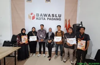 Komisioner KI Sumbar, Mona Sisca, memberikan apresiasi kepada Bawaslu Kota Padang atas komitmen memperkuat keterbukaan informasi publik dalam kegiatan sosialisasi di Kantor Bawaslu Padang. (Foto: Ist)