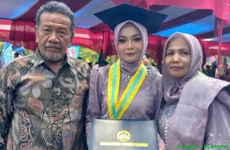 Rul Gabod, mantan preman legendaris Kota Padang, tersenyum bangga usai putri bungsunya diwisuda, melengkapi enam anaknya yang berhasil menjadi sarjana. (Foto: Ist)