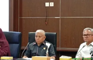 Ketua Komisi V DPRD Sumbar, Lazuardi Erman, bersama mitra kerja saat rapat finalisasi pembahasan Ranperda Fasilitasi dan Pengelolaan Pesantren di Padang, menjelang penetapan menjadi Perda. (Foto: Ist)