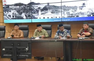 Wakil Wali Kota Padang Maigus Nasir saat memimpin rapat konsolidasi Dewan Masjid Indonesia (DMI) Kota Padang di Balai Kota Padang Aie Pacah, Sabtu (6/9/2025). (Foto: Ist)