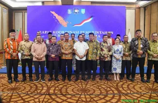 Mendagri Tito Karnavian bersama Gubernur Sumbar Mahyeldi dalam rakor pemerintahan se-Sumatera di Batam, Kepulauan Riau, Minggu (21/9/2025). (Foto: Ist)