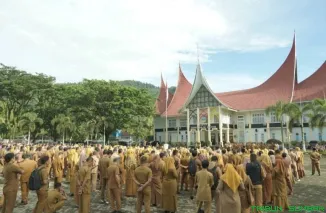 Wakil Bupati Solok Selatan, H. Yulian Efi, memimpin apel bersama ASN dan menegaskan komitmen Pemkab menjaga program prioritas meski dana pusat mengalami pengurangan, Senin (22/9/2025). (Foto: Ist)