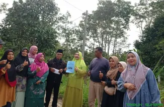 Anggota DPR RI, Hj. Nevi Zuairina, bersama warga Padang Rajo saat meninjau pemasangan lampu jalan. (Foto: Ist)
