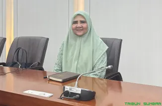 Anggota DPR RI Fraksi PKS, Hj. Nevi Zuairina, saat memaparkan pandangannya tentang kebijakan impor BBM satu pintu di Jakarta. (Foto: Ist)