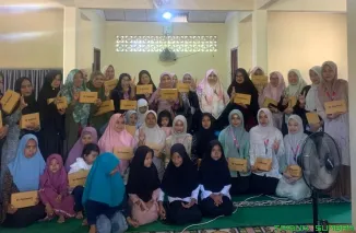 Anggota DPR RI Fraksi PKS, Hj. Nevi Zuairina, membaur dan berbagi bingkisan bersama warga Pasaman Barat dan Agam dalam agenda silaturahmi. (Foto: Ist)