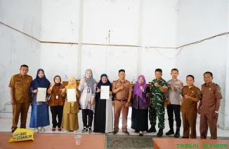 Ombudsman RI bersama Kantor Pertanahan Pesisir Selatan menyerahkan 72 sertifikat PTSL kepada warga Kecamatan Bayang dalam kegiatan Ombudsman On The Spot, Selasa (9/9/2025). (Foto: Ist)