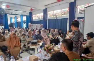 Wakil Ketua DPRD Padang, Osman Ayub, saat mendengarkan aspirasi wali murid dan pihak SMPN 4 Padang dalam reses di Jalan Pulau Karam, Senin (8/9/2025). (Foto: Ist)